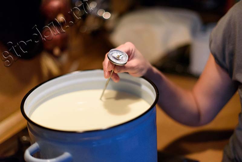 Как приготовить кефир из молока в домашних условиях: рецепты и секреты